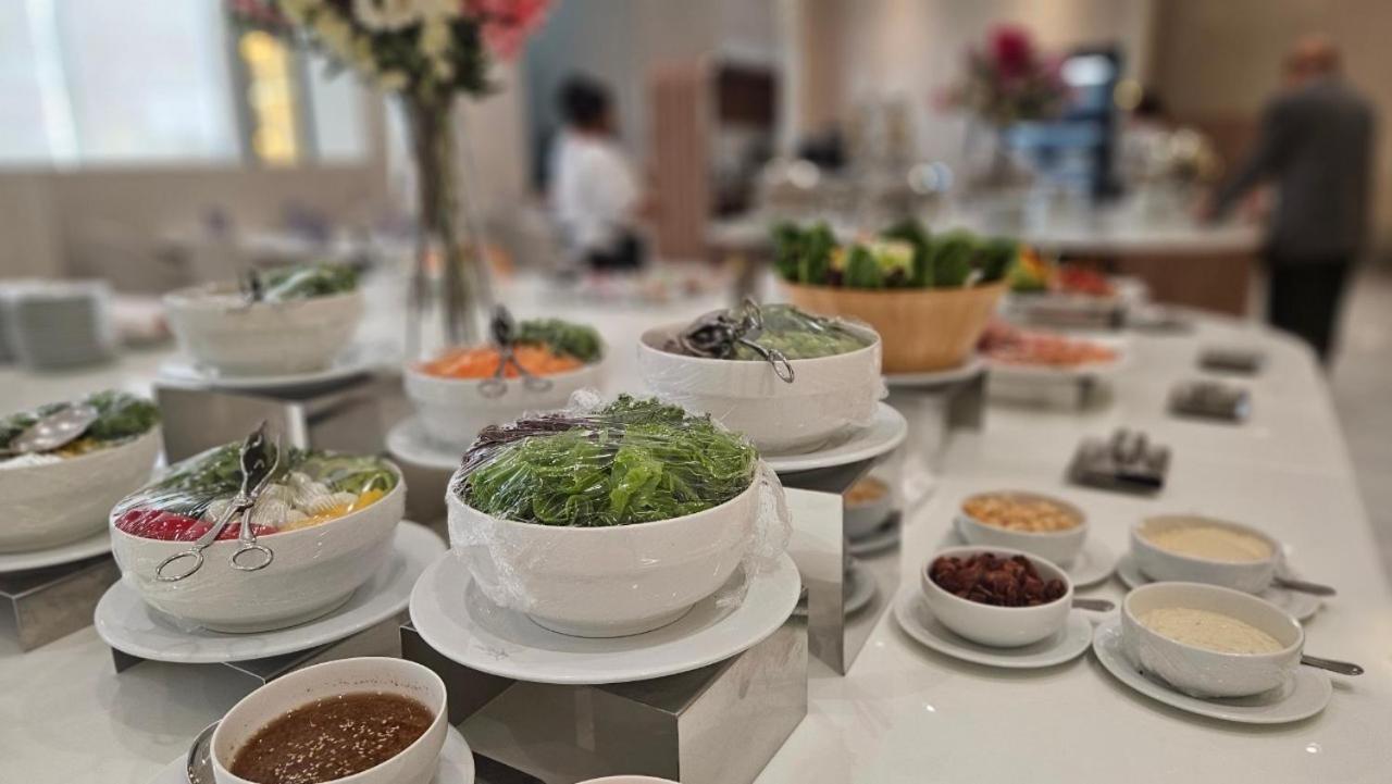 The Four Wings Hotel Bangkok Bagian luar foto